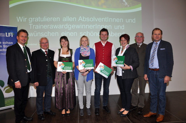 Vier Betriebe aus dem Bezirk Hartberg-Fürstenfeld wurden mit der Hoftafel für den Zertifikatslehrgang "Schule am Bauernhof" ausgezeichnet. | Foto: LFI Steiermark