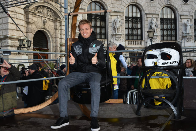 Bei der Wiener Hofburg: Nico Rosberg genießt sein Leben als neuer Formel 1- Weltmeister. | Foto: Markus Spitzauer