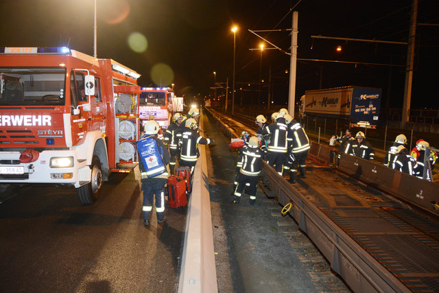 Einsatzkräfte von Feuerwehr und Rotem Kreuz an der RoLa. | Foto: ZOOM.TIROL