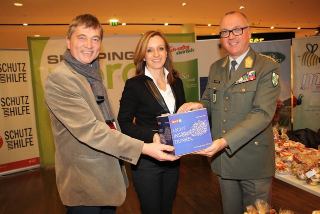Johann Baumgartner/Palliativbetreuung, Ingrid Buchsteiner/Centerleitung Shopping Nord  und Militärkommandant Heinz Zöllner baten um Spenden für Licht ins Dunkel.