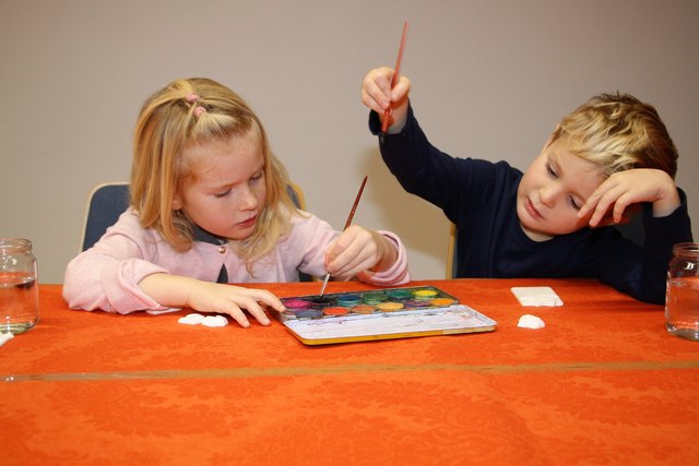 Kiona und Liam aus Hausmannstätten bemalen weihnachtliche Paketanhänger.