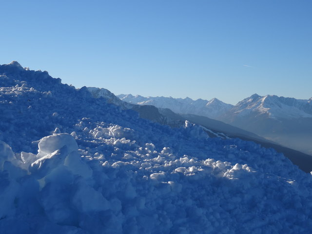 Die kalte Pracht aus der Schneekanone macht sich toll vor den naturweißen Gipfeln der Stubaier Alpen