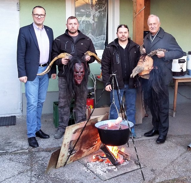 Zu Besuch beim Krampus (v.l.n.r.): GR Michael Klosterer, Obmann-Stv. Mayer Markus und Obmann Gerald Schmidtbauer von "Teifl Pass Wiener Neustadt", GR Hans Machowetz