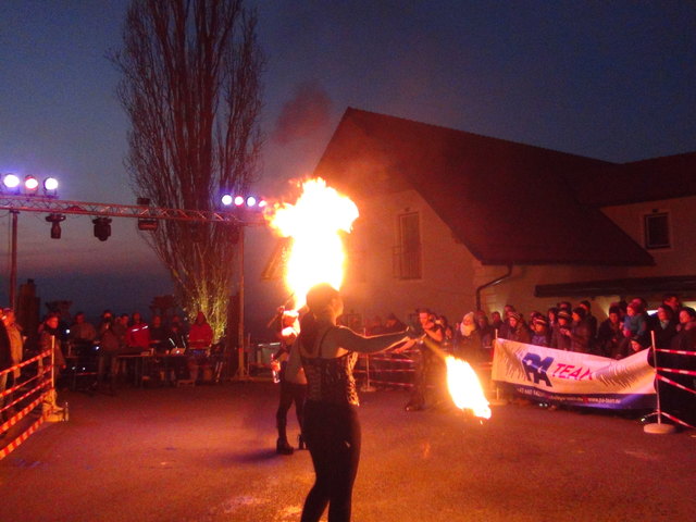 Feuerschlucker erhellten mit ihrer Kunst den Vorplatz vor dem Buschenschank Schmölzer am Demmerkogel.