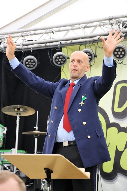 Kapellmeister Stefan Ullrich dirigiert das Weihnachtskonzert der Jugendkapelle Werndorf