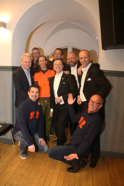 Die Herren Wunderlich (im Frack) mit Mitgliedern der Langenloiser Faschingsgilde und Bürgermeister Meisl (links).