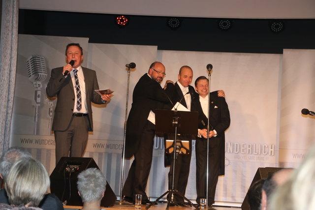 Martin Nastl begrüßt das Publikum, die Herren Wunderlich treiben Unfug.