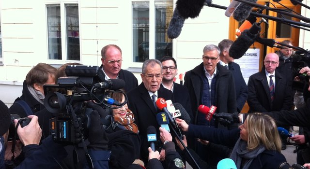Alexander van der Bellen vor seinem Wahllokal | Foto: Gress