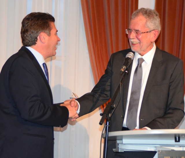 Shakehands: Bei einem Besuch in Tulln im Oktober wünschte Bürgermeister Peter Eisenschenk alles Gute für die Wahl. | Foto: Tulln