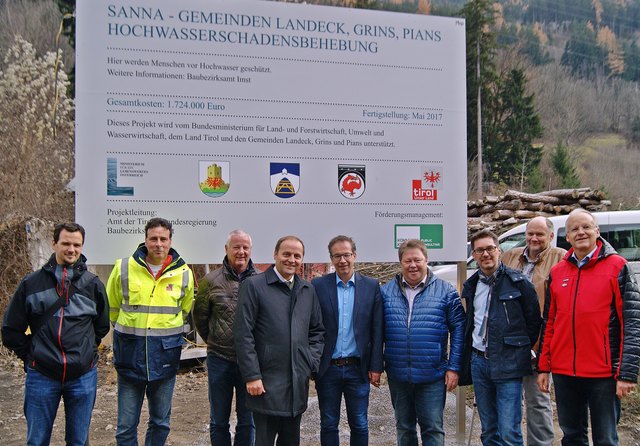 Lukas Umach (Abt. Wasserwirtschaft), Helmut Sigl (BBA Imst), Dietrich Monz (BBA Imst), LHStv Josef Geisler, Bgm Wolfgang Jörg (Landeck), Bgm Thomas Lutz (Grins), Markus Federspiel (Abt. Wasserwirtschaft), Bgm Martin Auer (Stanz) und Thomas Walch (BBA Imst). | Foto: Land Tirol