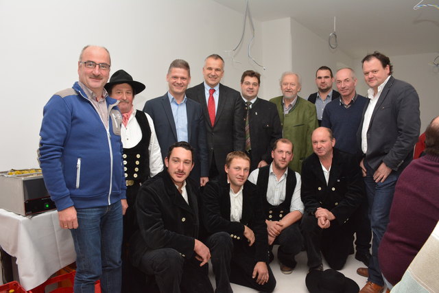 Gerhard Lueger (Wirtschaftpark Ybbstal), Nationalratsabgeordneter Mag. Andreas Hanger, Bgm. LAbg. Helmut Schagerl (St. Georgen/Reith), Vizebürgermeister Mario Wührer, Kurt Hraby (Geschäftsführer Wirtschaftspark Ybbstal), Bürgermeister Josef Lueger (Oponitz), Baumeister Leopold Stockinger (v.l.) mit den Mitarbeitern der Firma Glaser. | Foto: Magistrat