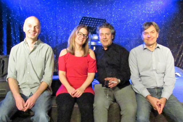 Glücklich nach dem erfolgreichen Auftritt in der 9er Bar: Georg Schmelzer-Ziringer (Bass), Alice Pichler (voc), Andreas Schatzl (drums), Helmut Schima (piano).