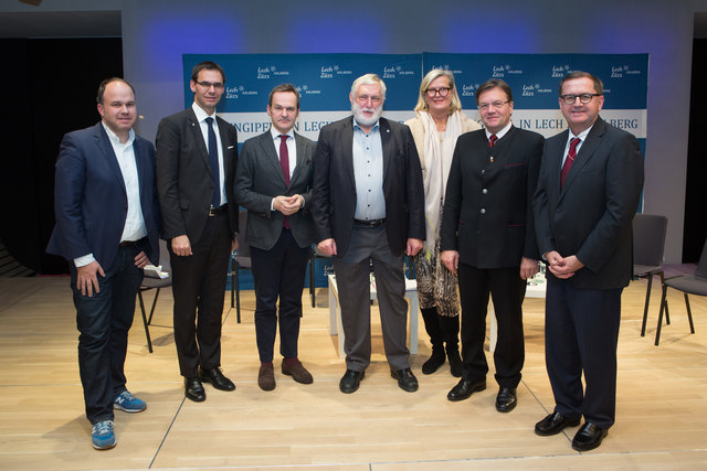 Gerold Riedmann (CR Vorarlberger Nachrichten), Markus Wallner (Landeshauptmann Vorarlberg), Franz Schellhorn (Agenda Austria), Franz Fischler (ehem. EU-Kommisar und Präs. des Forum Alpbach), Ursula Plassnik (österr. Botschafterin in Bern), Günther Platter (Landeshauptmann Tirol) und Hans-Peter Siebenhaar (Handelsblatt) bildeten das Podium beim 10. Europäischen Mediengipfel. | Foto: pro.media kommunikation/APA-Fotoservice/Lechner