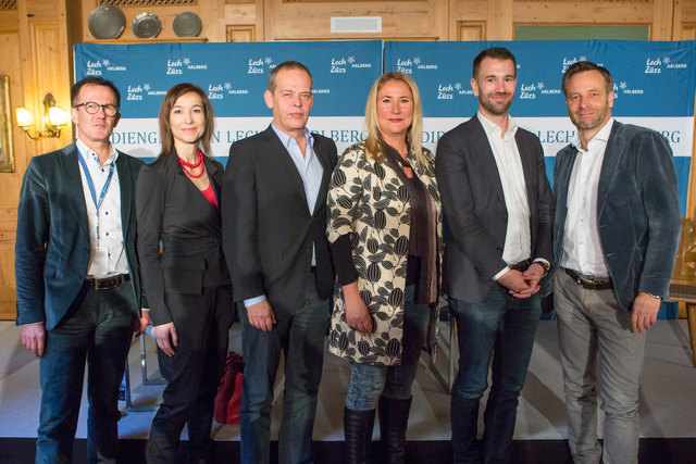 Pascal Thibaut (Korrespondent für RFI in Berlin), Carola Schneider (ORF-Büroleiterin Moskau), Johannes Hano (USA-Korrespondent des ZDF), Susanne Glass (Studioleiterin ARD Tel-Aviv), Niklaus Nuspliger (EU- und Nato-Korrespondent der NZZ in Brüssel) und Moderator Markus Spillmann (Strategieberater für Medien und Ditigale Transformation) bildeten die Diskussionsrunde des Presseclubs zum Abschluss des 10. Europäischen Mediengipfels in Lech am Arlberg. | Foto: pro.media kommunikation/APA-Fotoservice/Lechner