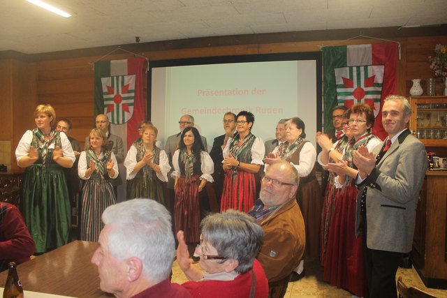 Der Gemischte Chor Ruden unter der Leitung von Christian Druck (re.)