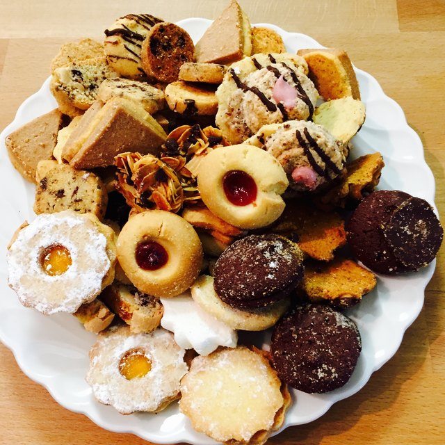Mit richtigen "Riesenkeksen" geht diese Auswahl an den Start. Geschmacklich überzeugen vor allem die Schoko-Cookies, die – laut Schimke – allerdings nicht wirklich weihnachtlich seien. Die Vanillekipferl und restlichen Kekse seien absolut ok. | Foto: BB