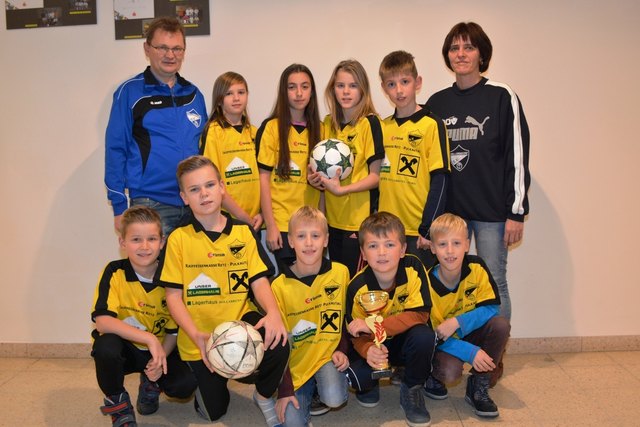 Obmann Otto Schmalzbauer und Gabi Kahrer mit SpielerInnen der U-11-Mannschaft.                                                                                        Foto: jm