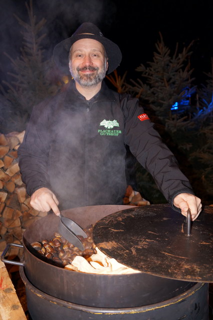 Maronibrater Jeffrey Holzer sorgte für warme Finger und Mägen.