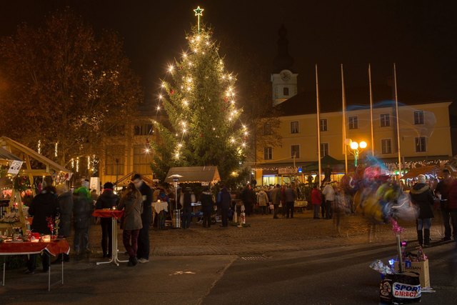 Am Freitag verwandelt sich der Ferlacher Hauptplatz wieder in einen weihnachtlichen Schauplatz | Foto: Peter Just