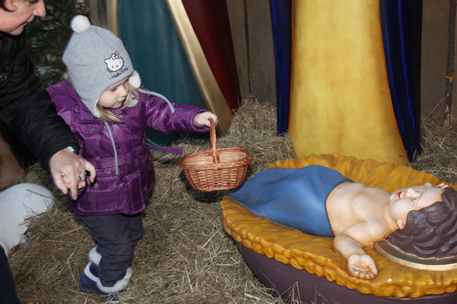 Am 24. Dezember wird das Christkind in die Krippe gelegt, die Vinzenzgemeinschaft St. Josef lädt danach zum gemeinsamen Feiern. | Foto: Cescutti