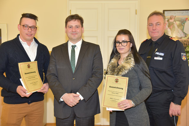 Bürgermeister Dipl.-Ing. Stefan Szirucsek ehrte Helena Tadic und Norbert Schleer im Zuge der Aktion ‚Zivilcourage‘ für ihre Aufmerksamkeit.
Mit im Bild: Oberst Walter Santin. | Foto: psb