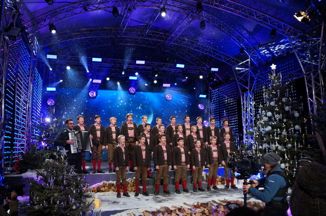 Der Tölzer Knabenchor singt "Oh du fröhliche" auf der Bühne der Zauberhaften Weihnacht.