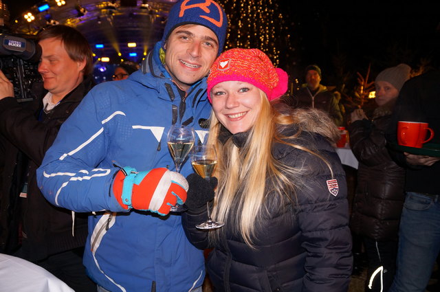 Bianca Kolb und Stefan Hertag stoßen auf eine weihnachtliche Show an.