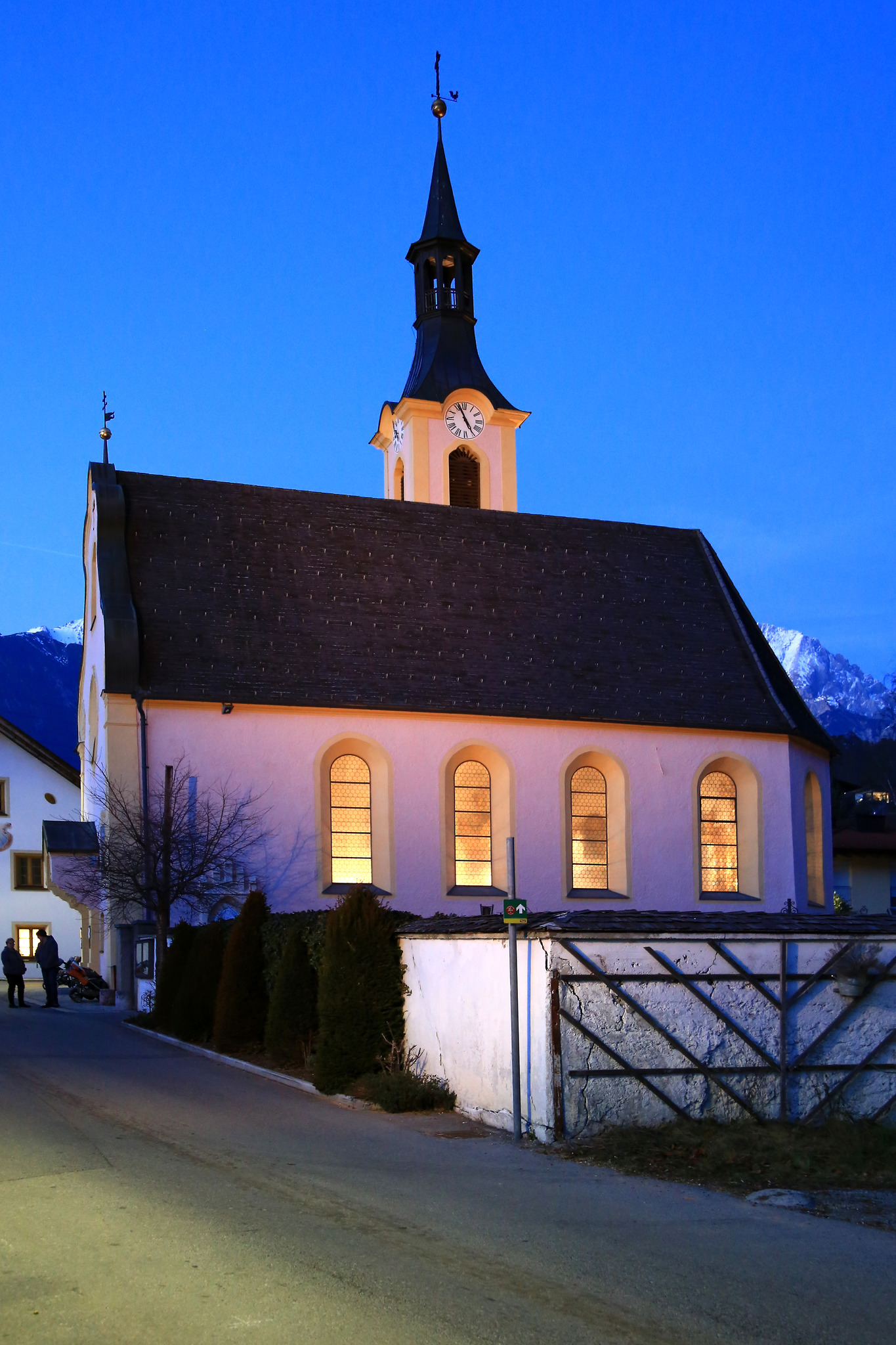 Mötzer Pfarrkirche im Dämmerlicht Imst