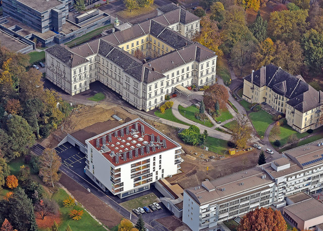 Für den Neubau wurde am Areal des bestehenden Seniorenzentrums ein nicht mehr sanierbares Wohnheim abgerissen. | Foto: PTU/Pertlwieser