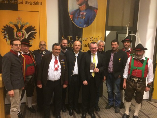 Bei der Auszeichnung der Kaiser Karl Medaille mit dabei: Manuel Baldauf (GF TVB), Günther Rettenbacher (Schützenhauptmann), Bundesmajor Hans-Peter Gärtner, Didi El Mangalify (Initiator), Helmut Wolf (Vorstand TVB), Karl Ploner (Vizebürgermeister), LR Hannes Tratter, Konrad Klapeer, Walter Federspiel, Rene Theisen (Obmann Schützenkompanie) und Josef Federspiel. | Foto: Nauders Tourismus