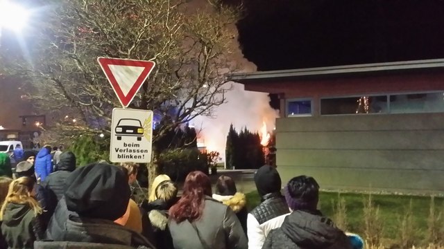 Unmittelbar vor dem Beginn des Krampuslaufs in Gratwein, hatte die Freiwillige Feuerwehr einen Einsatz. Vor der Bestattung gingen mehrere Buschen in Flammen auf.