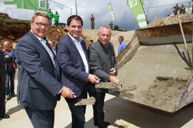 Es kann losgehen: Martin Graf, Michael Schickhofer und Christian Purrer geben Startschuss für Murkraftwerk. | Foto: Fürbass