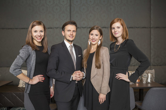 peerpr-Team: GF Richard Peer mit seinen Mitarbeiterinnen Sara Griesbacher, Jana Trettenbrein und Andrea Güttersberger (v. l.) | Foto: peerpr/Fischer