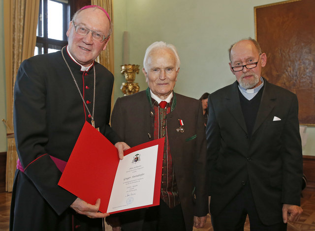 Gregor Steindorfer erhielt von Diözesanbischof Alois Schwarz die Cäcilien-Medaille in Gold | Foto: Pressestelle/Eggenberger