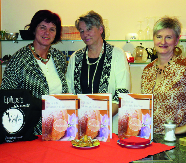 Eva Maria Lipp, Andrea Steinberger und Elisabeth Pless (v.l.) bei der Präsentation ihres Charity-Backbuches, das auch eine gute Idee für ein Weihnachtsgeschenk ist.