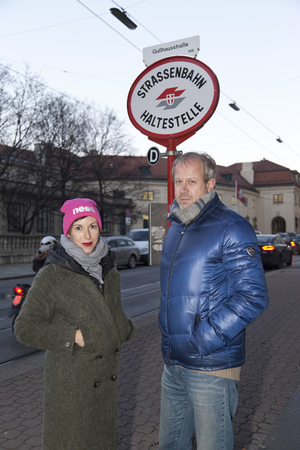 Henrike Brandstötter und Bernhard Schedelberger von den Neos Wieden bei der D-Wagenstation. | Foto: Cynthia Fischer
