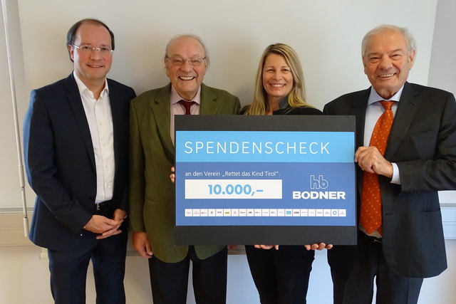 Alle Jahre wieder übergibt die Firmenleitung der Firmengruppe Bodner an Stelle von Geschenken für Kunden einen großzügigen Scheck an hilfsbedürftige Menschen in der Umgebung. In diesem Jahr wurde dem Verein „Rettet das Kind Tirol“ der Scheck übergeben.
Im Bidl Thomas Bodner, Hans Bodner, Bettina Reisch (Vorstandsmitglied Rettet das Kind) und Helmut Bodner. | Foto: Bodner