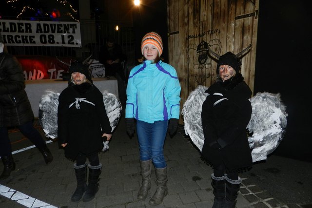 Die beiden teuflischen Glücksengerl mit Irina Fidlschuster, die eine der Gewinnerinnen ist.