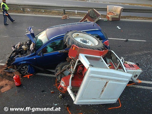 Ducht die Wucht des Aufpralles stürzte der Traktor um, die Vorderachse wurde heraus gerissen. | Foto: FF Gmünd