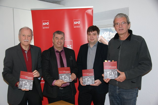 Präsentierten da neue Buch „Die Geschichte der Sozialdemokratie im Bezirk Landeck“: Walter Guggenberger, Hans-Peter Bock, Benedikt Lentsch und Autor Manfred Jenewein (v.l.).