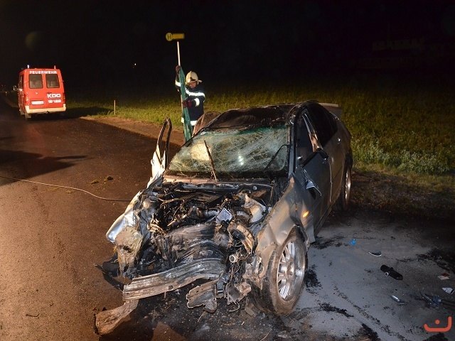 Unfall am 21. November in Niederham: Ein junger Lenker war von der eisglatten Straße abgekommen. Er konnte sich selbst aus dem Unfallwrack befreien. | Foto: FF Raab