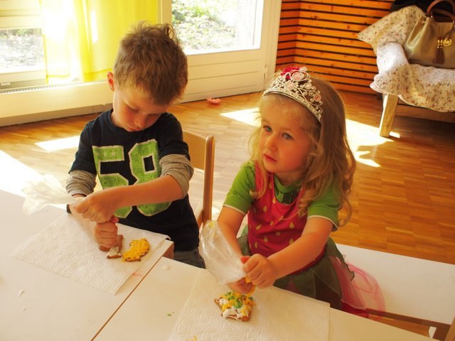 Draussen vor dem Fenster ist Frost und in der Kueche ist einzigartige Atmosphäre