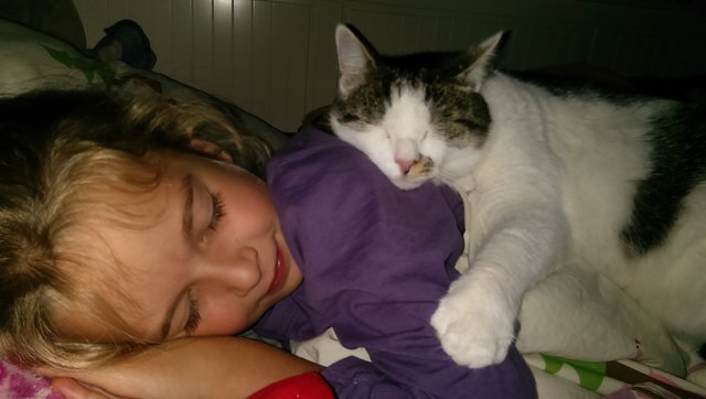 Sophie mit ihrer Muschelkatze Sissy