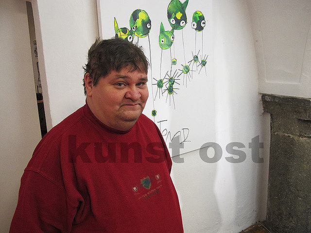 Florin Asei vor einem Bild von Moritz Mittelbach
