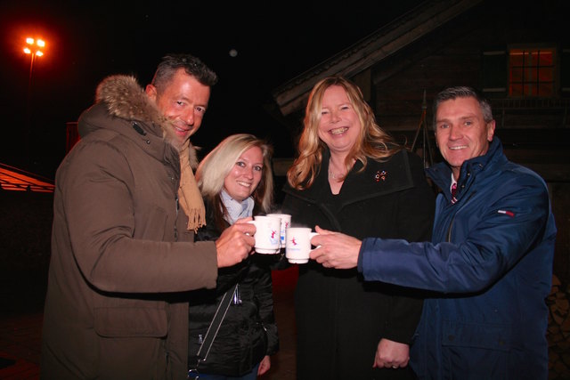 Prost! Bezirksblätter Salzburg-Geschäftführer Michael N. Kretz, Verena Siebenhofer (Kreativassistenz Lungau, Emma Feurstein-Steppan (Leiterin Unternehmensentwicklung bei Regionalmedien Austria) und Gerhard Resch (Geschäftsstellenleiter BB Pinzgau) | Foto: Christa Nothdurfter