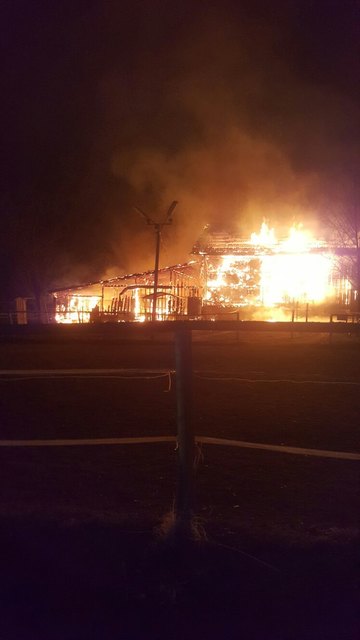Nach dem Eintreffen der Einsatzkräfte stand ein Reitstall schon völlig in Flammen. | Foto: FF Hohenzell