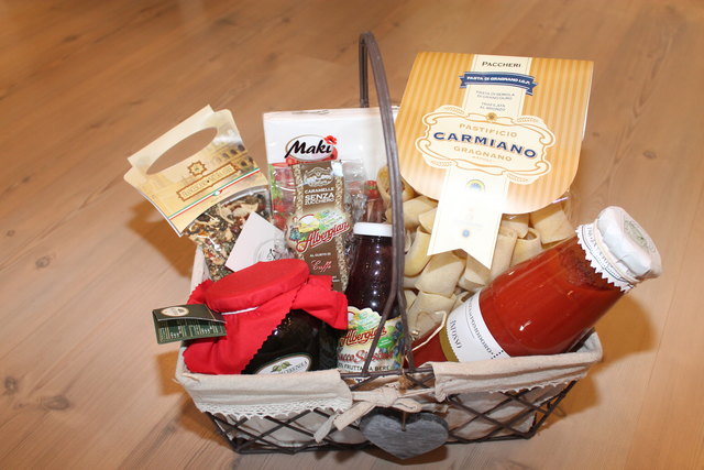 Nudeln, Pesto & Co.: Schmidinger stellt verschiedenen Varianten für die Geschenkkörbe zusammen.