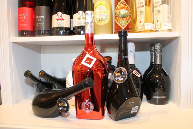 Spumante (m.), Rot- und Weißwein finden sich bei LaZia in originellen Flaschen.