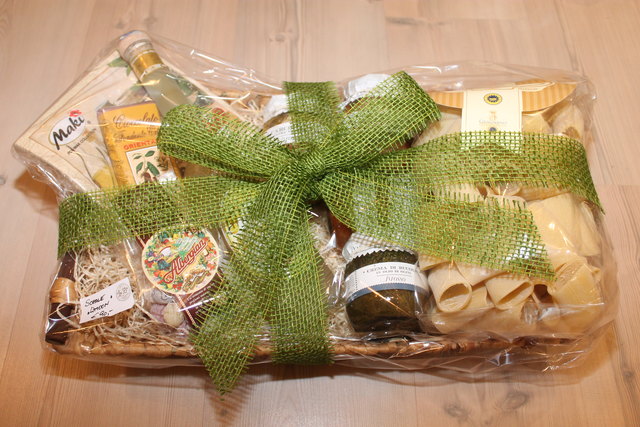 Nudeln, Pesto & Co.: Schmidinger stellt verschiedenen Varianten für die Geschenkkörbe zusammen.
