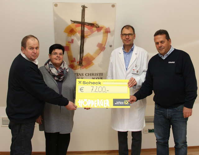 Spendenübergabe: Klaus Höpperger, Ingrid Santer, Prim. Univ.-Prof. Dr. Ewald Wöll und Harald Höpperger (v.l.).